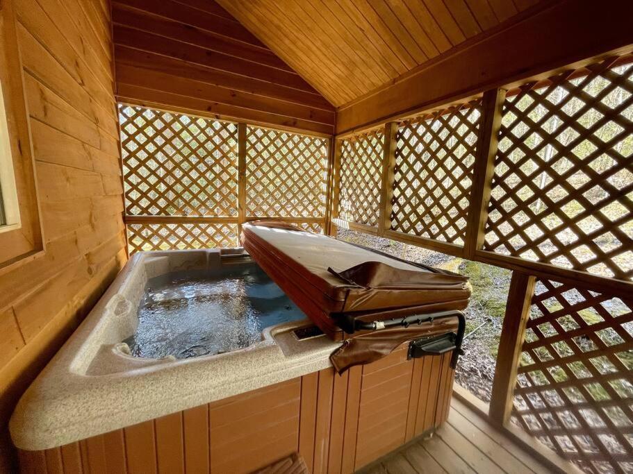 2 Bed Cabin Hot Tub Close To Helen #16 Экстерьер фото